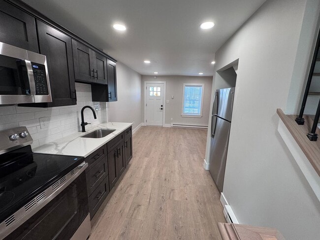 Building Photo - Trendy Urban Loft