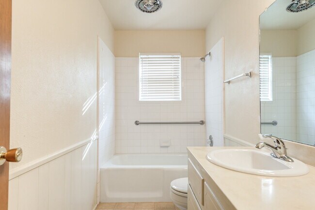 Building Photo - Wonderful 2 Bedroom 1.5 Bathroom Duplex!!!