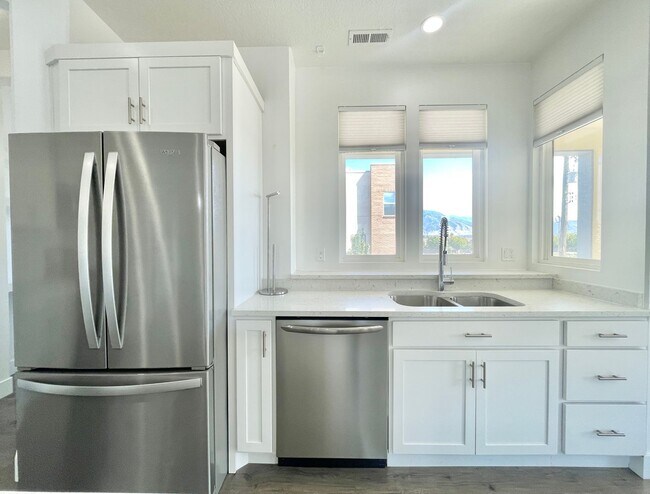 Building Photo - Gorgeous Townhome in South Jordan!