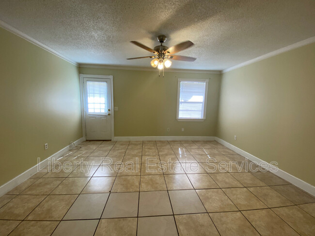 Building Photo - 137 Deerwood Ct