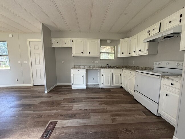 Building Photo - Spacious 3/2 available now!