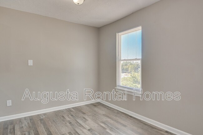 Building Photo - 150 Conifer Dr