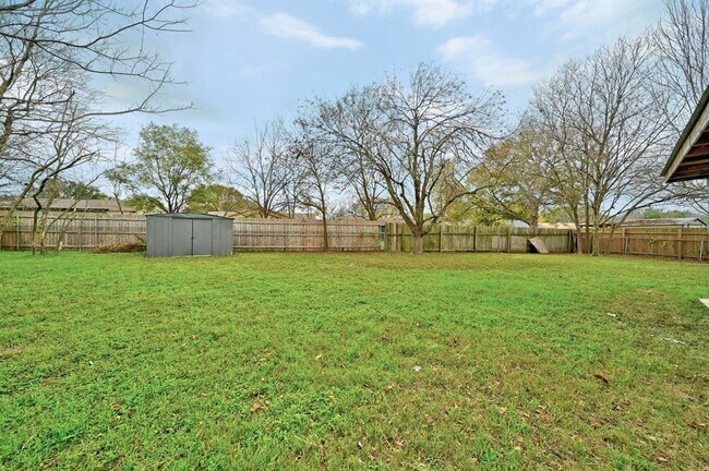 Building Photo - 703 Hyde Park Ct