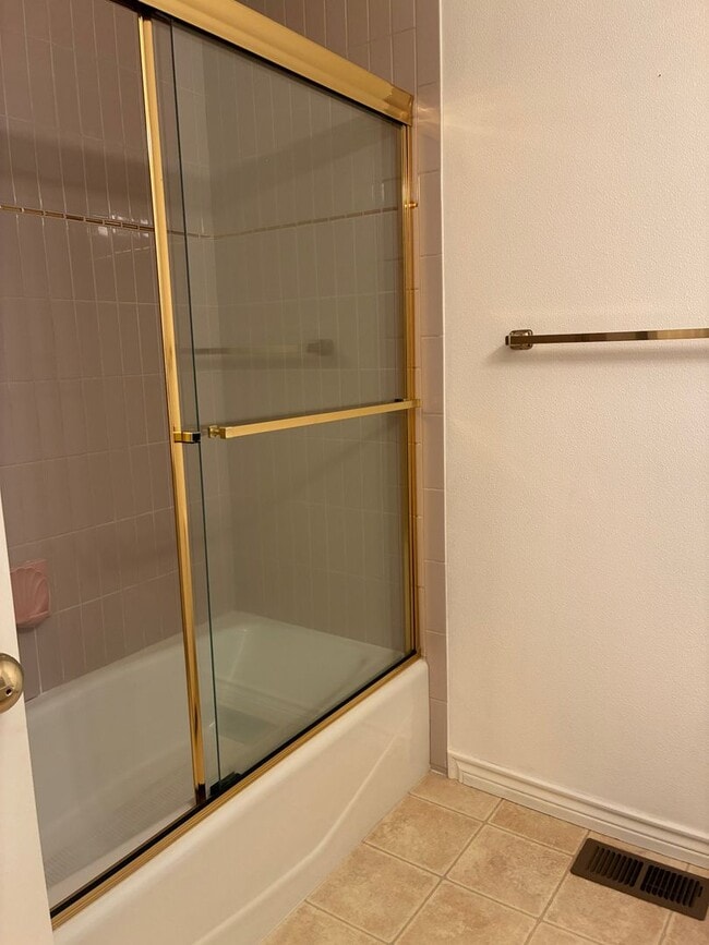 Building Photo - Arranmore 2 Bedroom with Den Available Now !