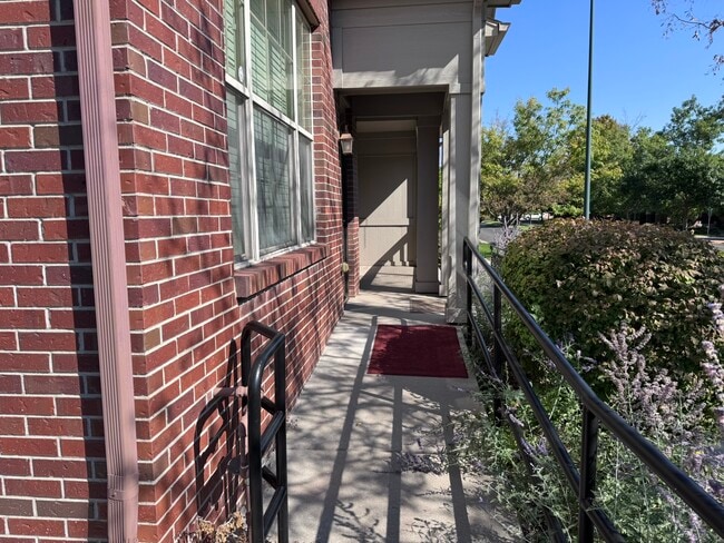 Building Photo - 725 Roslyn St