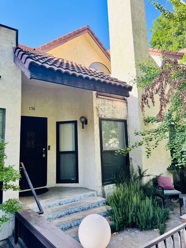 Building Photo - 2 Bedroom, 2 Bath Condo