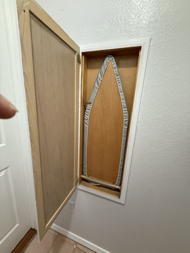 Building Photo - 427 N Rockford Pl