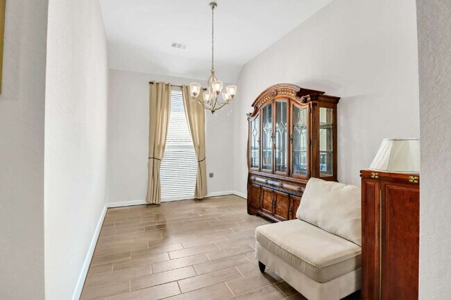 Building Photo - "Spacious 4-Bedroom Haven with 3 Full Baths in San Antonio's Charming Davis Ranch!"