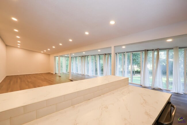 Building Photo - 205 Lake Placid Dr