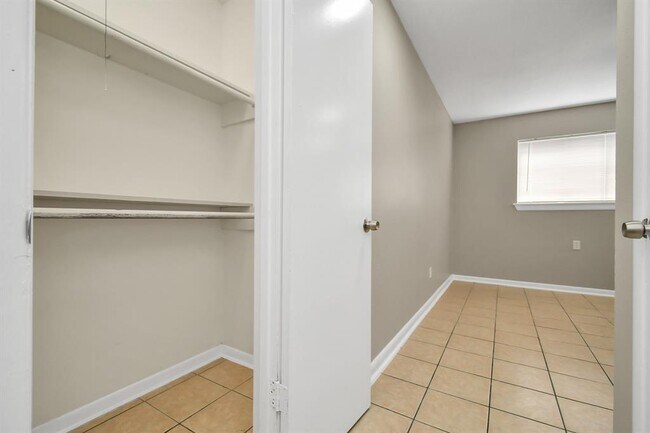 Building Photo - 1736 Crestdale Dr