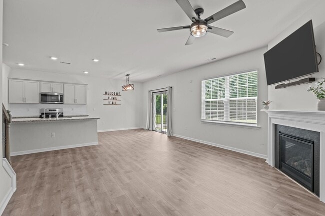 Building Photo - Spacious 5 Bedroom Home with a Fully Fence...