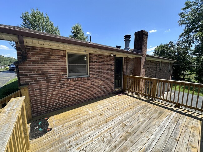 Building Photo - 881 Little Creek Rd