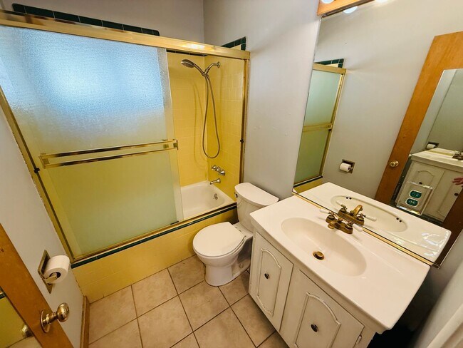 Building Photo - Pet friendly 3 bed 2 bath unit with all utilities included