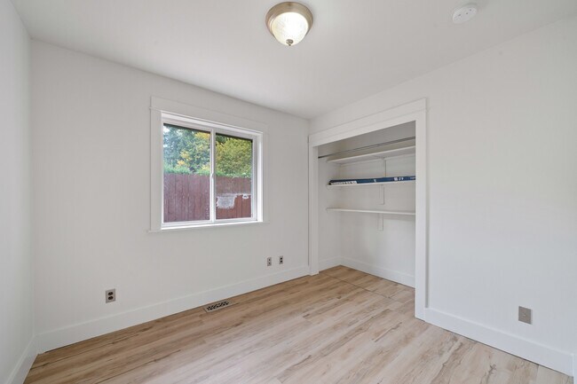 Building Photo - 1121 SE 111th Ave