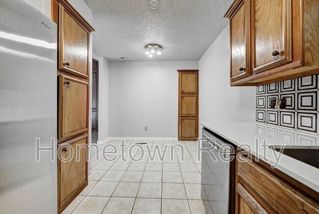 Building Photo - 1713 Hillcrest Dr
