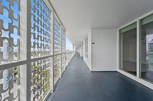 Building Photo - 910 West Ave