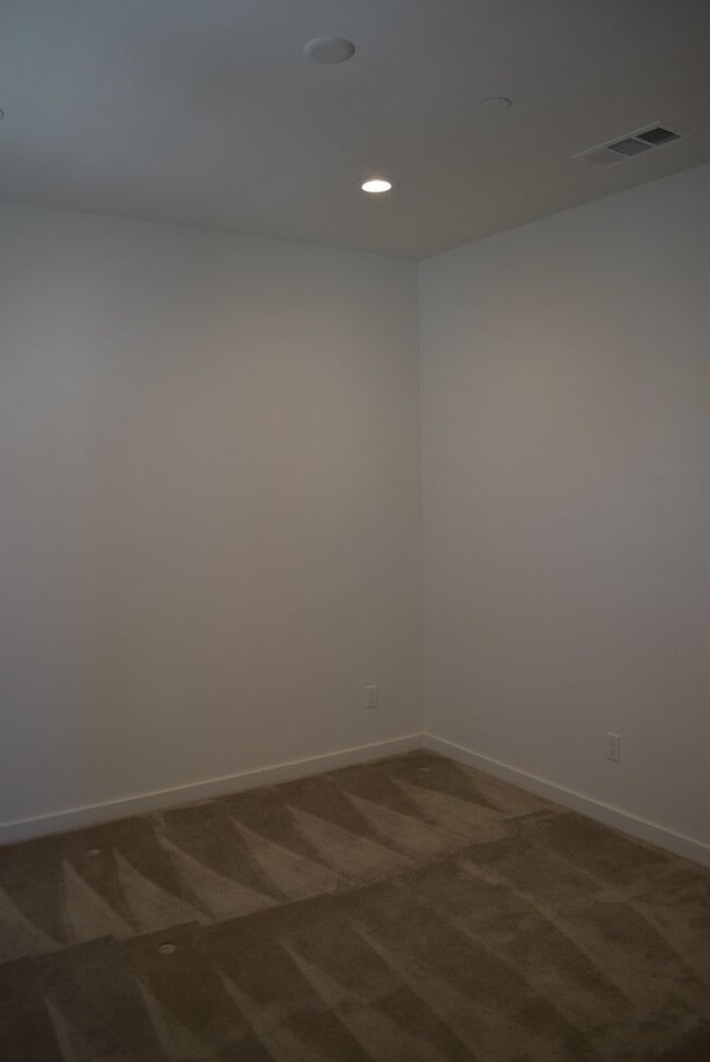 Building Photo - 3 Story 4 Bedroom 3.5 Bath Home in Del Sur...