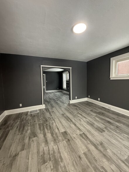 Building Photo - 313 E 7th St