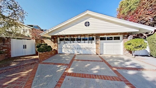 Building Photo - Beautiful Two-Level 5Bd 3.5Ba Home in Newport Beach