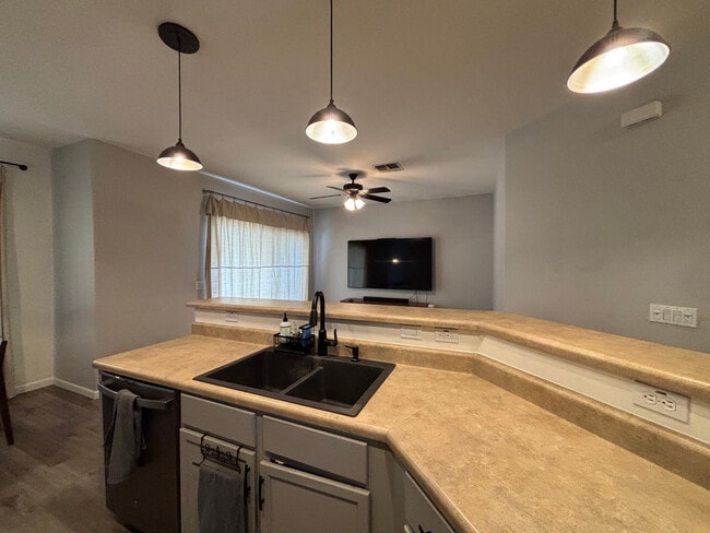 Building Photo - 948 E Savannah Dr