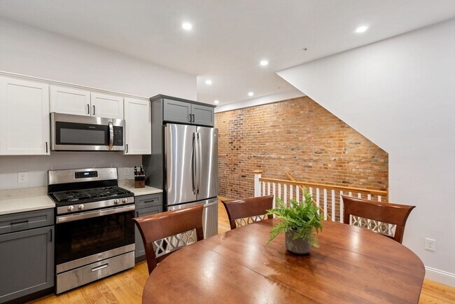 Building Photo - 277 W 5th St