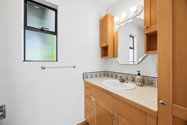 Building Photo - Unique 3bd/2.5bth Haller Lake Home in North Seattle, $4,250/mo.