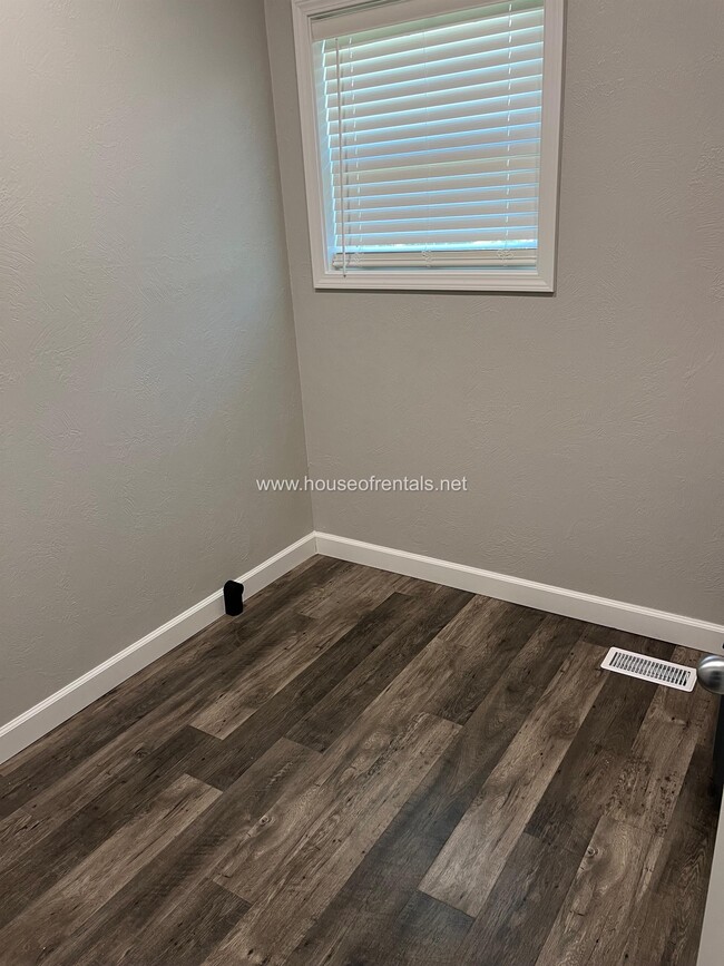 Building Photo - 511 N Maple St