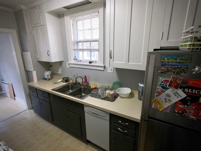 Building Photo - 8/1 Fantastic Location. Fenced Yard. 4 bed 2 bath. Porch. Hardwood. Close to CMU