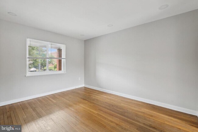 Building Photo - 128 33rd St NE