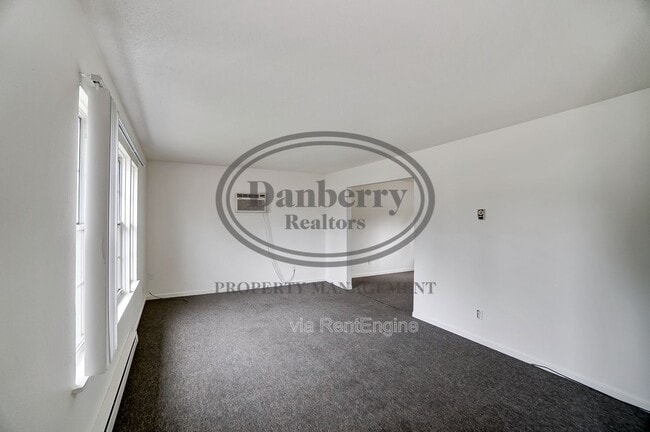 Building Photo - 1006 Ranch Dr