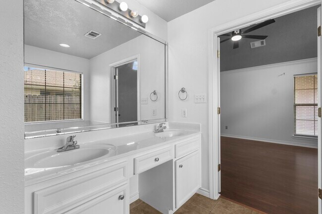 Building Photo - 405 Harbor Oaks Dr
