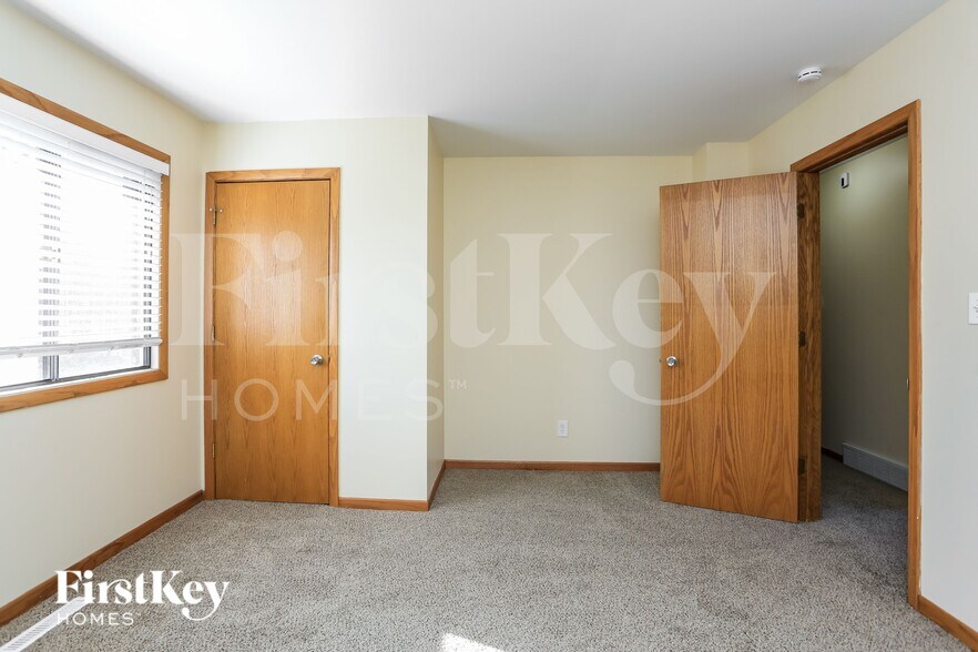 Building Photo - 915 Camelot Dr