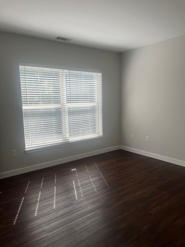 Building Photo - 1 BD/1BA + Den Condo in Silver Spring