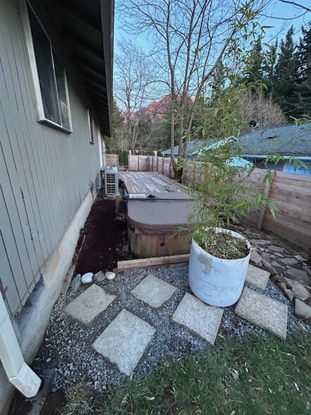 Building Photo - 100 SW Ruckel St