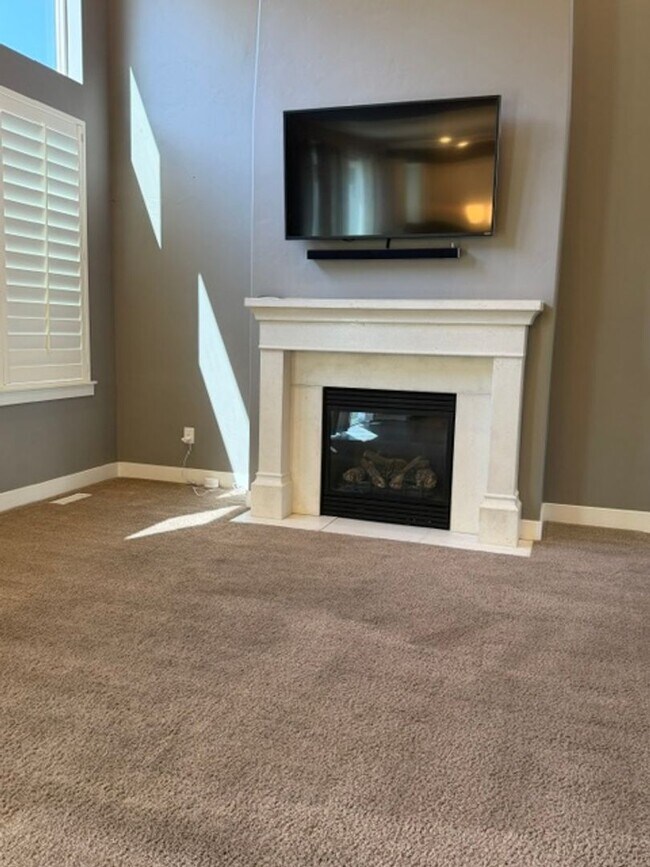 Building Photo - PRIMARY SUITE ON MAIN in a Beautiful Herriman House