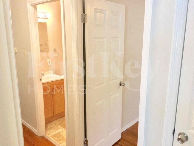 Building Photo - 2275 Glenoro Dr