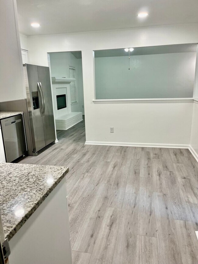 Building Photo - 3BD/2BA Home minutes from Dam Neck/Oceana Bases! Updated Throughout! Attached One Car Garage!