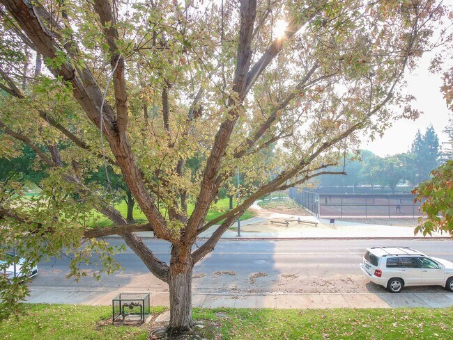 Building Photo - 2 bedroom 2 bath Condo in great neighborhood $3500