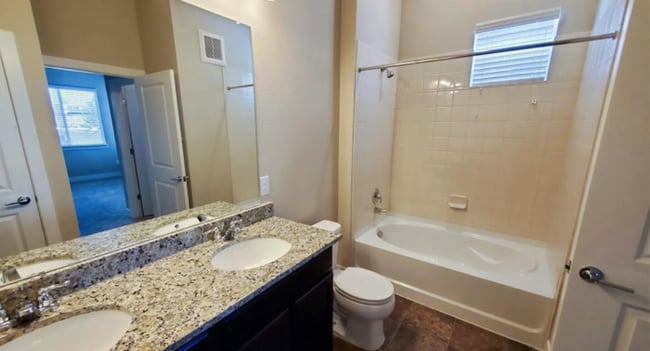 Building Photo - Large 2 Bedroom Condo with Patio!