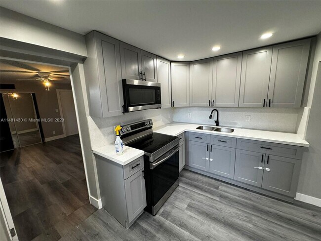 Building Photo - 4206 SW 28th St