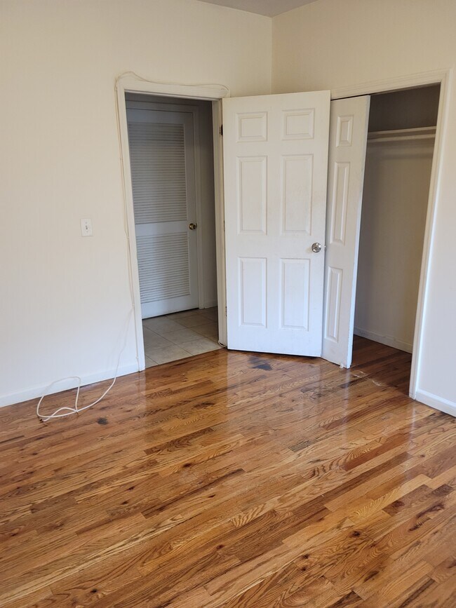 Building Photo - 102 11th Ave W