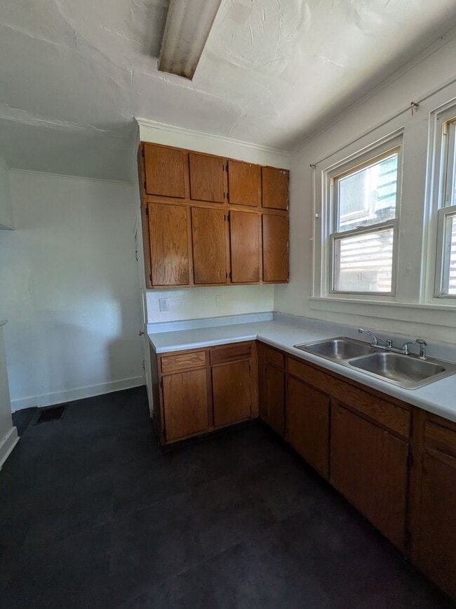 Building Photo - 1813 Converse St