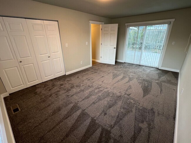Building Photo - NEWLY REMODELED! 3+ bed, 1.5 bath, a/c, d/...