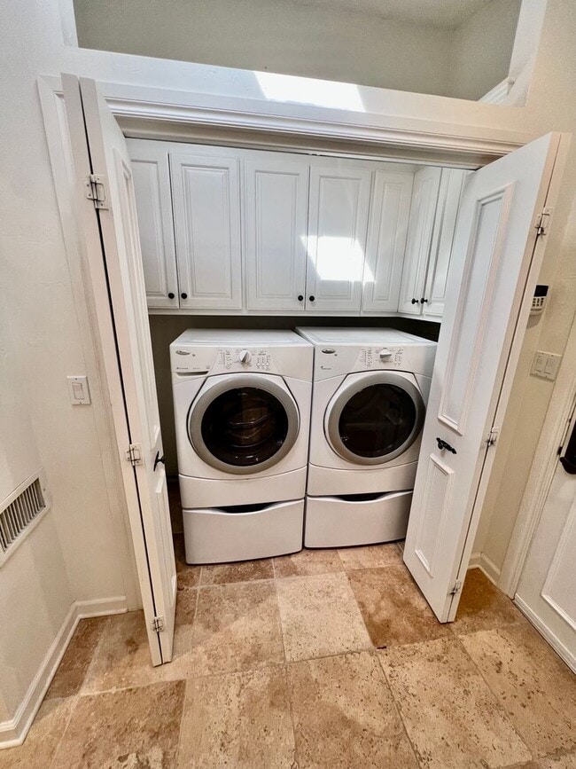 Building Photo - Rare rental opportunity in gated Garden Park!