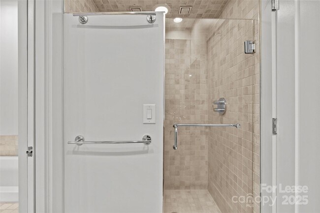 Building Photo - 420 Queens Rd