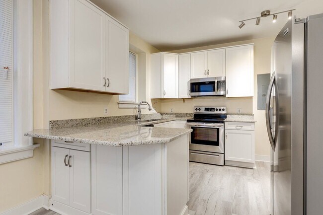 Interior Photo - 2602-2606 Monument Ave