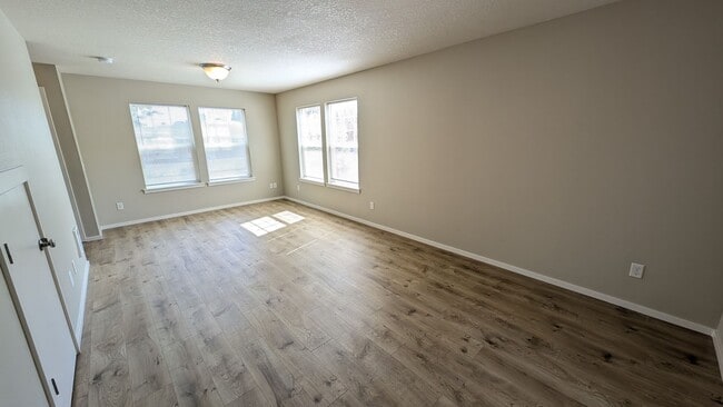 Building Photo - End unit Townhouse in Forest Grove