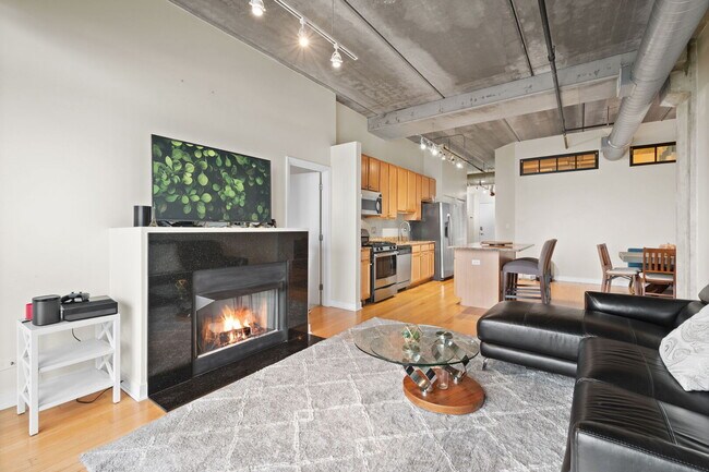 Building Photo - 811 W 15th Pl