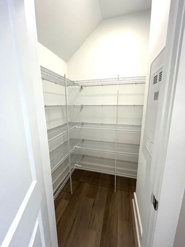 Building Photo - ~~ Charming Townhome w/Bonus Room in Meban...