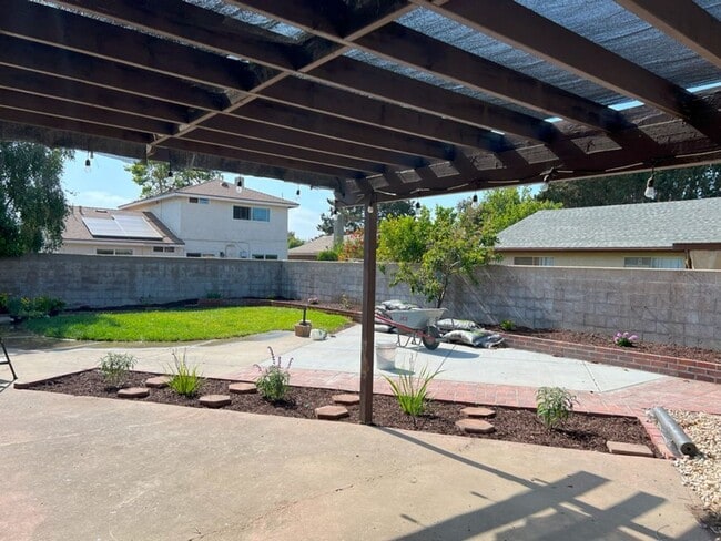 Building Photo - Bright and Sunny 3 bedroom home in North E...